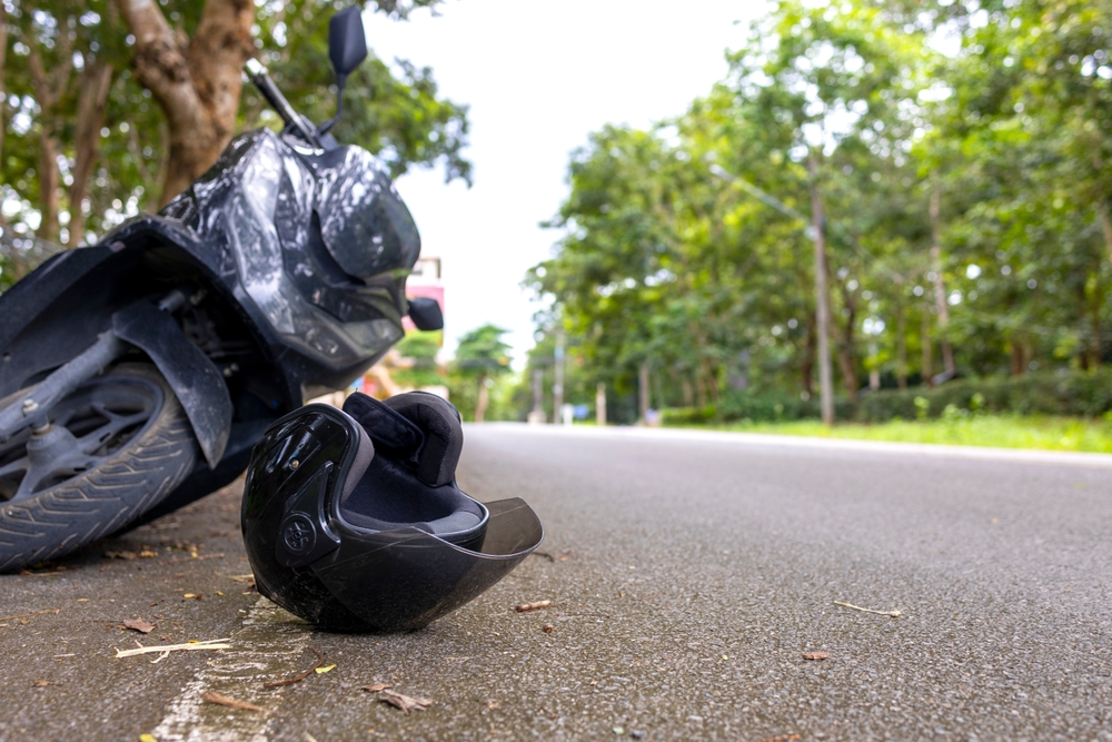 Oak Park motorcycle accident lawyer image of motorcycle crash scene with helmet on road after accident